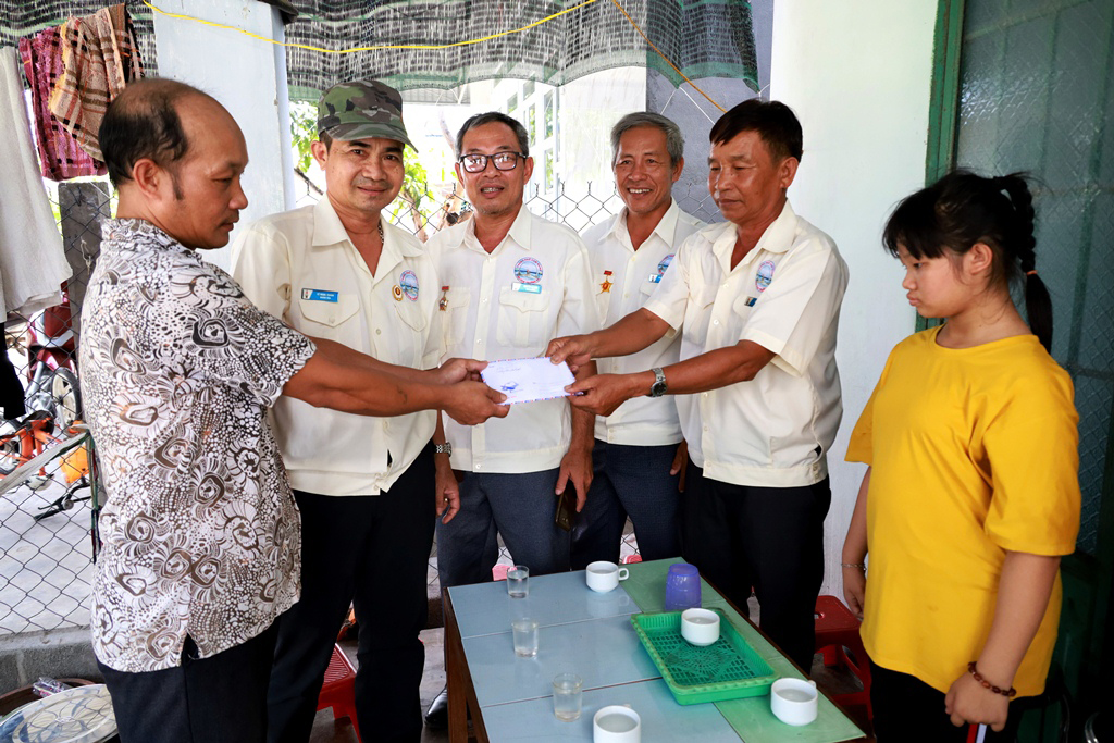 Trao hơn 13 triệu đồng tặng cựu chiến binh Hoàng Thái Long